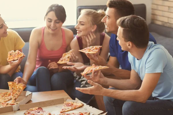 Jonge Mensen Plezier Feestje Met Heerlijke Pizza Binnenshuis — Stockfoto