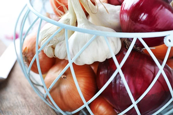 Panier Avec Ail Frais Oignons Sur Table Gros Plan — Photo