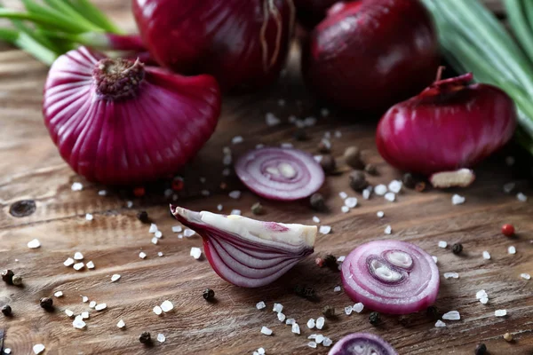 Frische Lila Zwiebel Mit Gewürzen Auf Holzgrund — Stockfoto