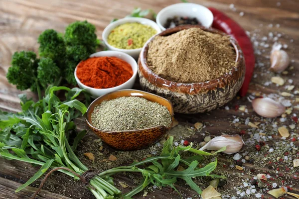 Verschiedene Frische Kräuter Mit Trockenen Gewürzen Auf Holztisch — Stockfoto