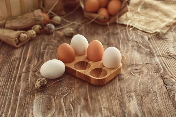 Houten Houder Met Kippeneieren Tafel — Stockfoto