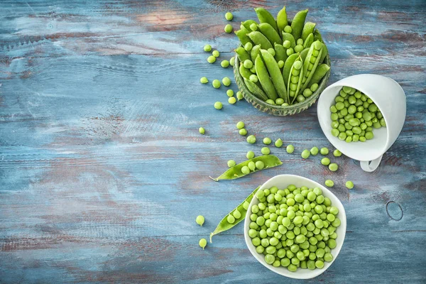 Ahşap zemin üzerine yeşil bezelye ile kompozisyon