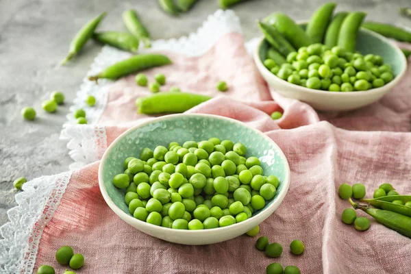 Tablo taze yeşil bezelye ile kase