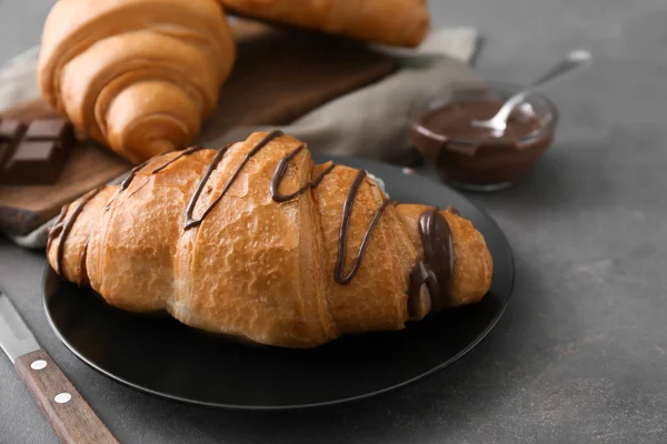 Plate Tasty Croissant Chocolate Sauce Grey Background — Stock Photo, Image