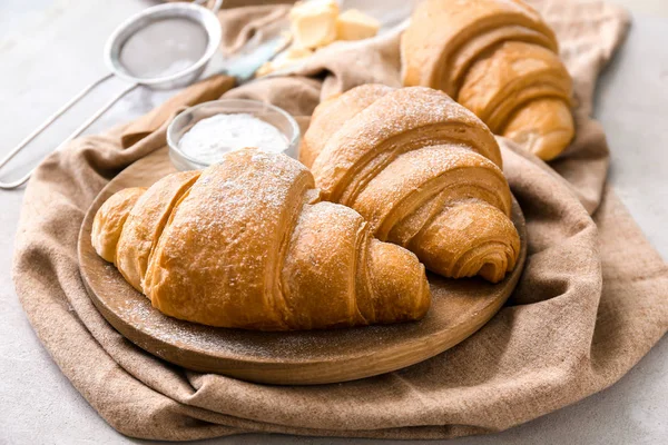 Holzbrett Mit Leckeren Croissants Und Zuckerpuder Auf Dem Tisch — Stockfoto