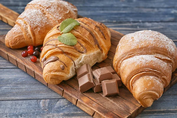 Läckra Croissanter Med Choklad Och Bär Trä Bakgrund — Stockfoto