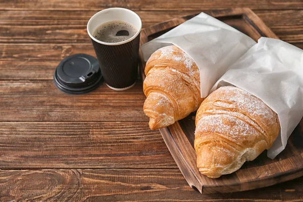 Houten Plank Met Lekkere Croissants Kopje Koffie Tafel — Stockfoto