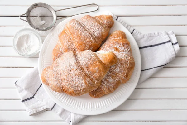 Placa Com Croissants Saborosos Mesa Madeira Branca — Fotografia de Stock