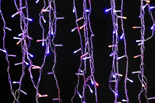 Koyu arka plan üzerinde neşeli Noel çelenk