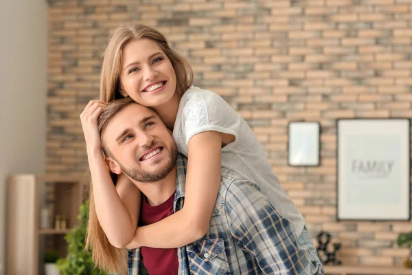 Feliz Joven Pareja Divirtiéndose Casa — Foto de Stock