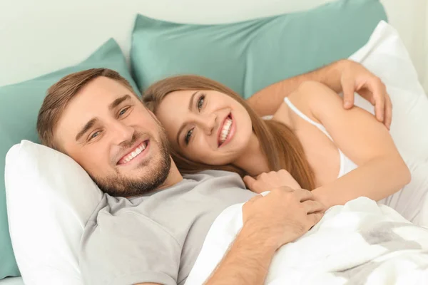 Jovem Casal Feliz Descansando Cama Casa — Fotografia de Stock