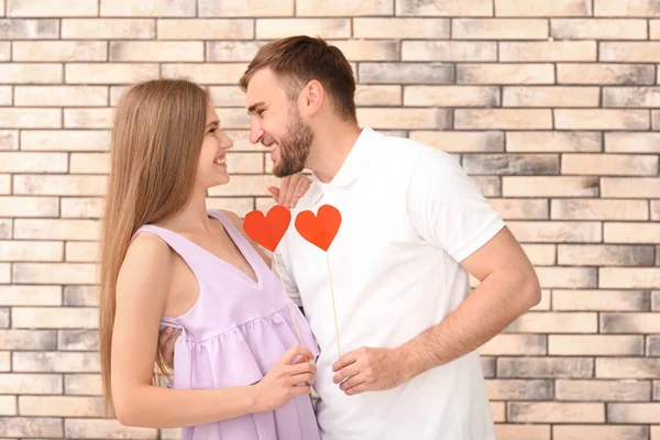 Glückliches Junges Paar Mit Roten Herzen Auf Backsteinmauer Hintergrund — Stockfoto
