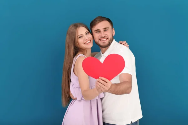 Jovem Casal Feliz Com Coração Vermelho Fundo Cor — Fotografia de Stock