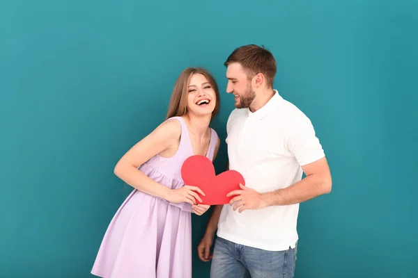 Feliz Joven Pareja Con Corazón Rojo Sobre Fondo Color — Foto de Stock