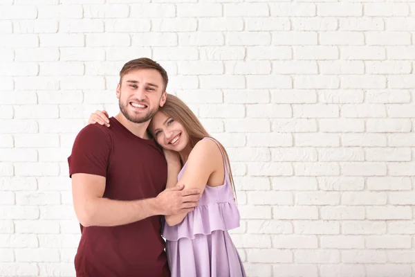 Gelukkig Jong Paar Licht Achtergrond — Stockfoto