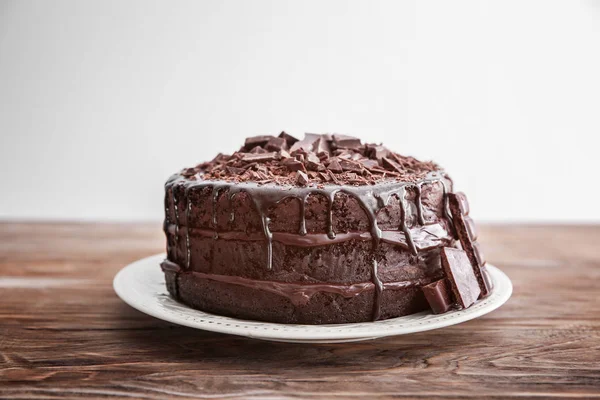 Ahşap masa üzerinde lezzetli çikolatalı kek ile plaka