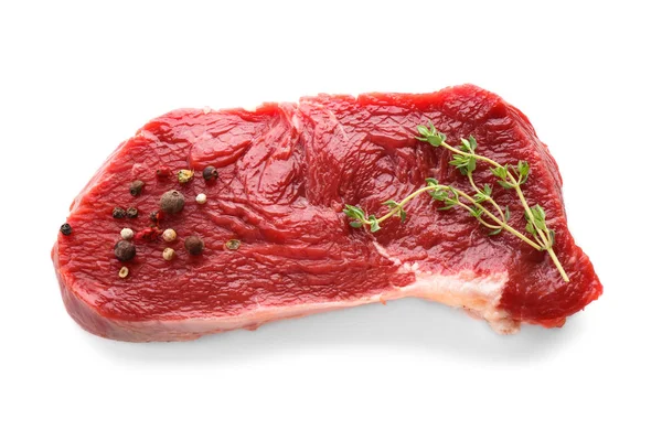 Pedaço Carne Crua Com Especiarias Fundo Branco — Fotografia de Stock