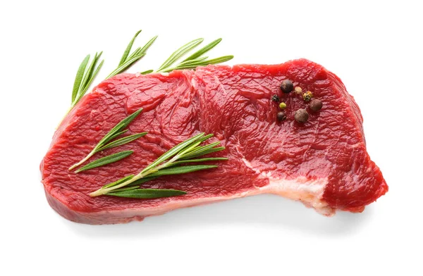 Baharat beyaz arka plan üzerinde ile çiğ et parçası