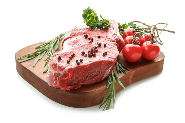 Panneau Bois Avec Viande Crue Légumes Épices Sur Fond Blanc — Photo