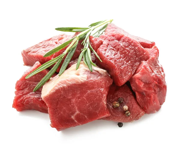 Baharat beyaz arka plan üzerinde ile çiğ et parçaları