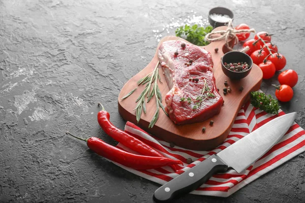 Composición Con Carne Cruda Verduras Especias Sobre Fondo Grunge — Foto de Stock