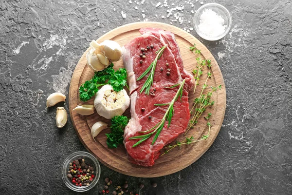 Çiğ et ve baharat grunge arka plan üzerinde parça