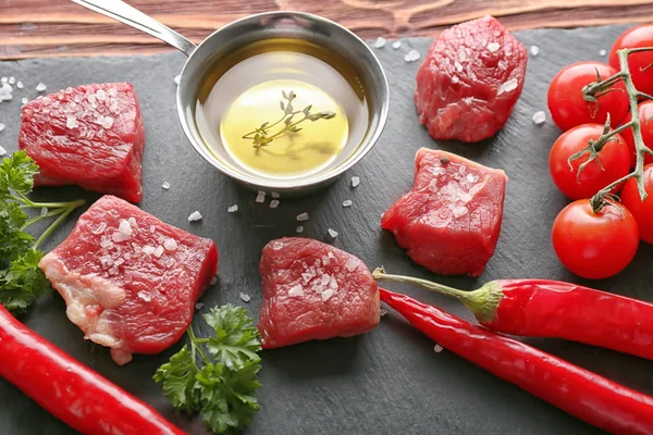 Adet çiğ et, zeytin yağı ve baharat masada