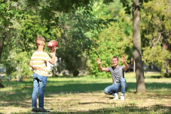 Счастливые Отец Сын Играют Регби Парке — стоковое фото