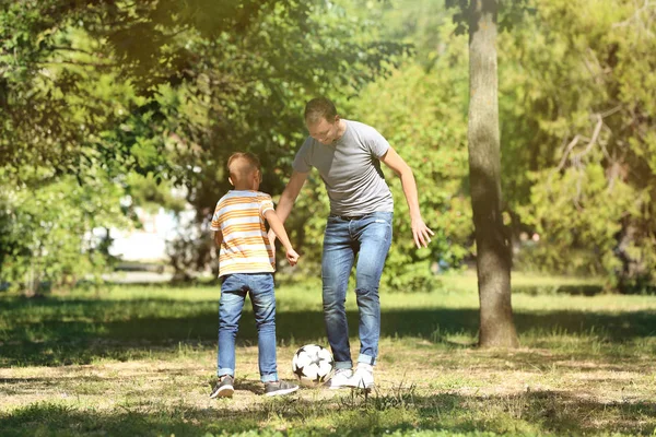 Feliz Padre Hijo Jugando Fútbol Parque —  Fotos de Stock