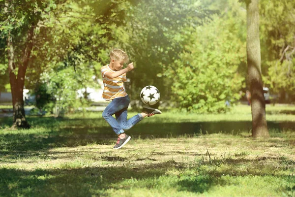 Netter Kleiner Junge Spielt Fußball Park — Stockfoto