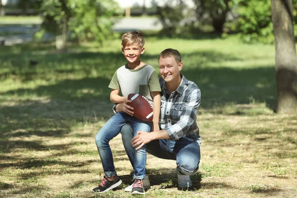 Feliz Padre Hijo Con Pelota Rugby Parque —  Fotos de Stock