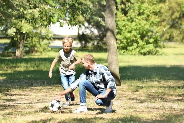 Feliz Padre Hijo Jugando Fútbol Parque —  Fotos de Stock