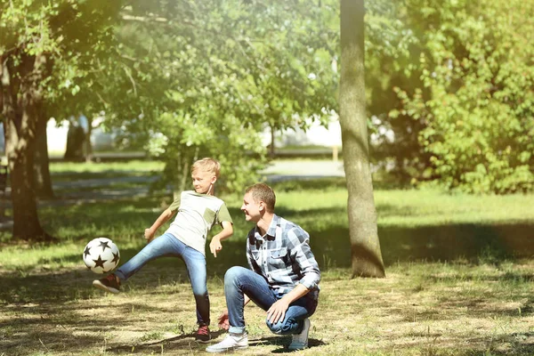 Buon Padre Figlio Che Giocano Calcio Nel Parco — Foto Stock