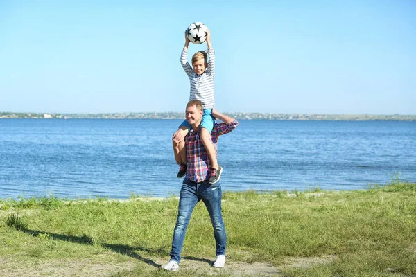 Szczęśliwy Ojciec Syn Piłki Nożnej Pobliżu Rzeki — Zdjęcie stockowe