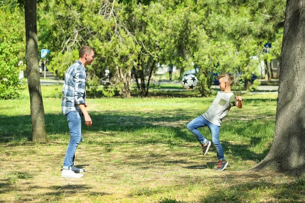 Mutlu Baba Oğul Parkta Futbol Oynarken — Stok fotoğraf