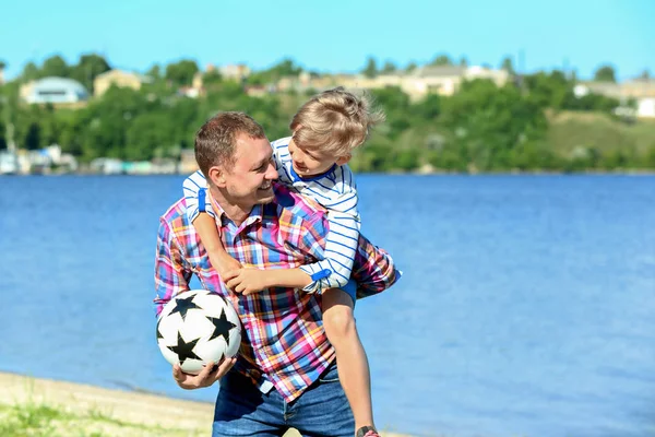 Buon Padre Figlio Con Pallone Calcio Vicino Fiume — Foto Stock