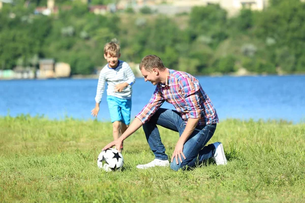 Szczęśliwy Ojciec Syn Gry Piłkę Nożną Pobliżu Rzeki — Zdjęcie stockowe