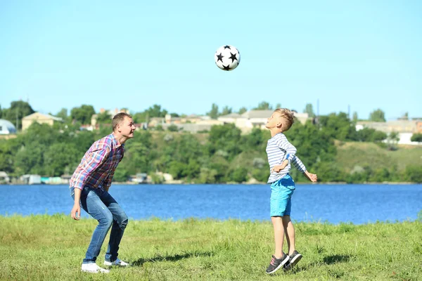 Buon Padre Figlio Giocare Calcio Vicino Fiume — Foto Stock