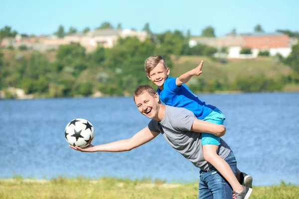 Buon Padre Figlio Con Pallone Calcio Vicino Fiume — Foto Stock