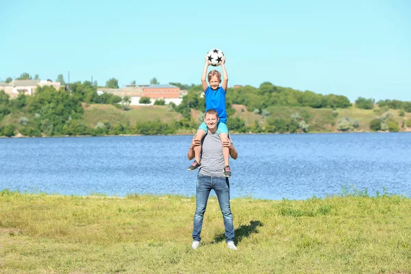 Feliz Padre Hijo Con Pelota Fútbol Cerca Del Río —  Fotos de Stock