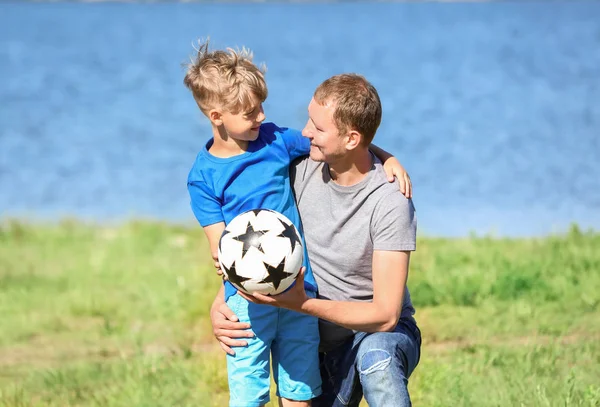 Buon Padre Figlio Con Pallone Calcio Vicino Fiume — Foto Stock