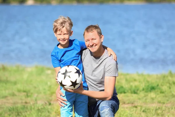 Buon Padre Figlio Con Pallone Calcio Vicino Fiume — Foto Stock