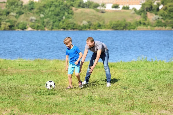 Buon Padre Figlio Giocare Calcio Vicino Fiume — Foto Stock