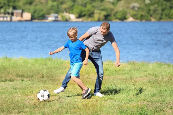 Glücklicher Vater Und Sohn Beim Fußballspielen Fluss — Stockfoto