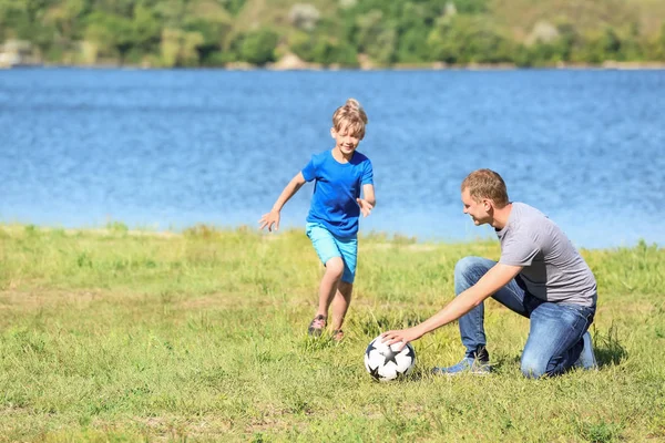 Buon Padre Figlio Giocare Calcio Vicino Fiume — Foto Stock