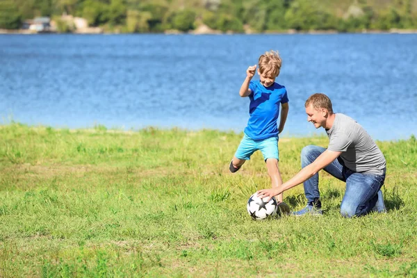 Ayah Dan Anak Yang Bahagia Bermain Sepak Bola Dekat Sungai — Stok Foto