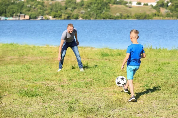 Buon Padre Figlio Giocare Calcio Vicino Fiume — Foto Stock