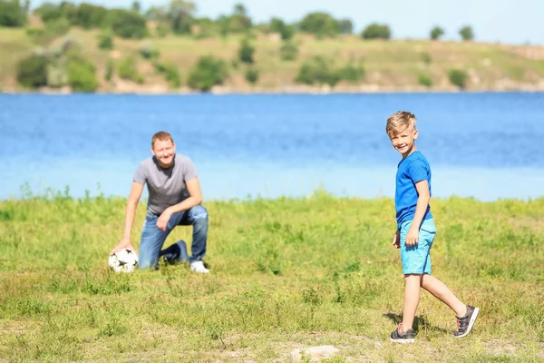 Buon Padre Figlio Giocare Calcio Vicino Fiume — Foto Stock