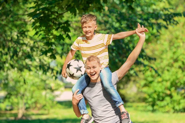 Mutlu baba ve oğul futbol topu parkta ile