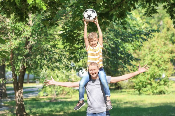 Buon Padre Figlio Con Pallone Calcio Nel Parco — Foto Stock